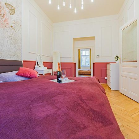 Colorful Wenceslas square apartment Praga Exterior foto